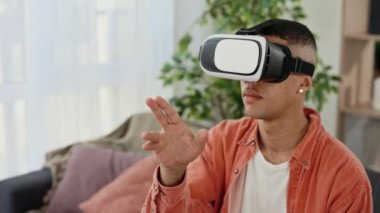 Afrika kökenli Amerikalı adam evde eğitim amaçlı kulaklık kullanıyor. Afro-Amerikalı zevkli bir adam kafaya monte edilmiş vitrin kullanır. Sanal gerçeklik ve modern aygıt