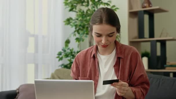 Kaukasische Junge Frau Sitzt Hause Freizeitkleidung Benutzt Laptop Und Kreditkarte — Stockvideo