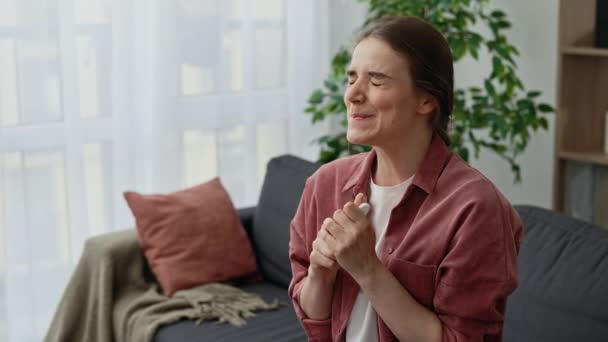 Überglückliche Junge Frau Mit Schwangerschaftsteststab Sitzen Hause Auf Dem Sofa — Stockvideo