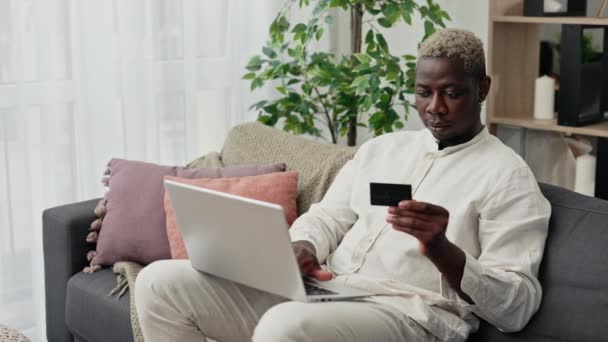 Afrikai Amerikai Férfi Otthon Öltözött Alkalmi Viselet Használja Laptop Hitelkártya — Stock videók
