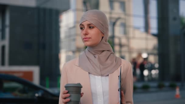 Retrato Mujer Árabe Con Hijab Sonriendo Mirando Cámara Sosteniendo Taza — Vídeos de Stock