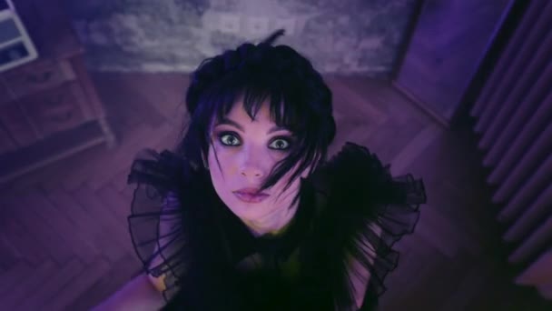 Ung Kvinde Iført Onsdag Addams Kostume Stil Danser Sort Kjole – Stock-video