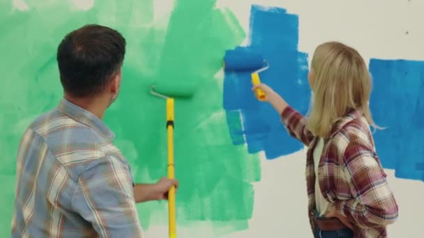 Widok Tyłu Ściany Malarstwa Rodziny Kaukaskiej Mieszkaniu Kolorze Zielonym Niebieskim — Wideo stockowe