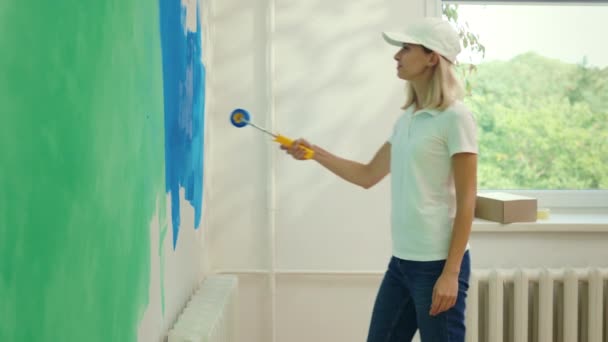 Side View Woman Worker Painting Company Going Thewall Paints Female — Stock Video