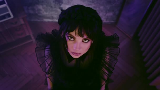 Potret Wanita Muda Mengenakan Rabu Gaya Kostum Addams Melihat Kamera — Stok Video