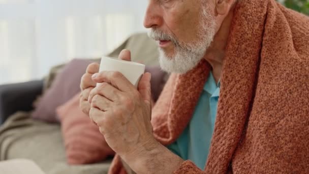 Άρρωστος Ώριμος Καυκάσιος Που Πίνει Ζεστό Τσάι Πυρετό Και Ρίγη — Αρχείο Βίντεο