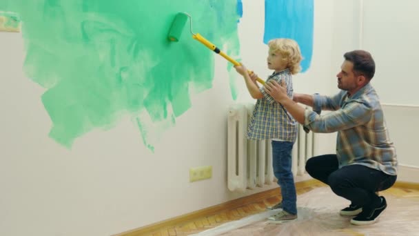 Pai Ensinar Miúdo Bonito Pintar Parede Usando Uma Escova Rolo — Vídeo de Stock