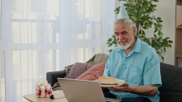Homem Idoso Feliz Comemora Seu Aniversário Line Usando Laptop Conversando — Vídeo de Stock