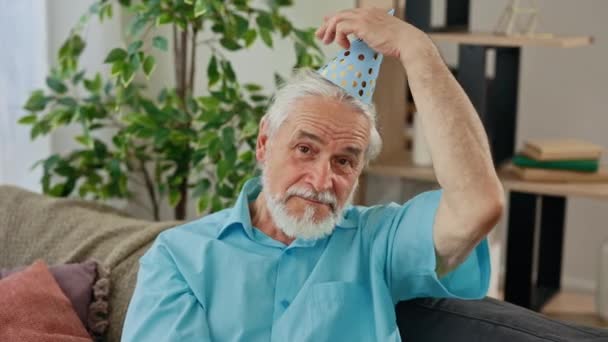 Πορτρέτο Ευτυχισμένος Ώριμος Άνθρωπος Γενεθλίων Κάθεται Μόνος Στον Καναπέ Φορώντας — Αρχείο Βίντεο