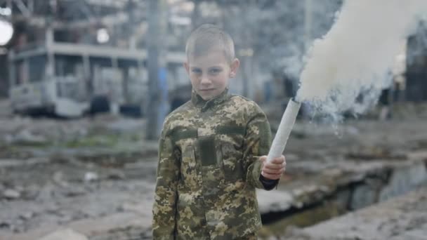 Retrato Niño Con Uniforme Militar Sosteniendo Comprobador Señal Para Salvación — Vídeos de Stock