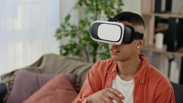 近视的多民族男子在家里用Vr耳机眼镜学习 非洲裔美国人快乐地使用正面安装的展示 虚拟现实和现代小玩意设备 — 图库视频影像