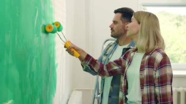Homem Mulher Felizes Pintando Parede Casa Nova Juntos Família Ativa — Vídeo de Stock