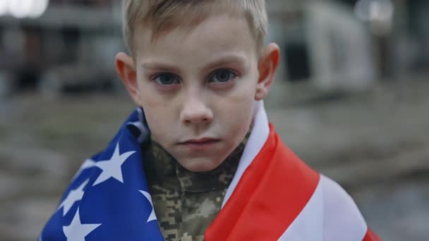 Retrato Del Pequeño Soldado Patriótico Pie Envuelto Bandera Los Sobre — Vídeo de stock