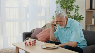 Parti şapkalı bunalımlı yaşlı bir adam evde oturmuş elinde mumla çöreğe bakıyor ve doğum gününde mutsuz hissediyor. Yalnızlık insanlar konsepti