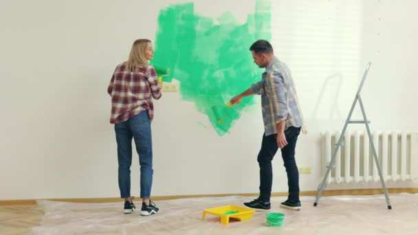 Paredes Pintura Familiar Caucasiano Feliz Apartamento Cor Verde Com Rolo — Vídeo de Stock