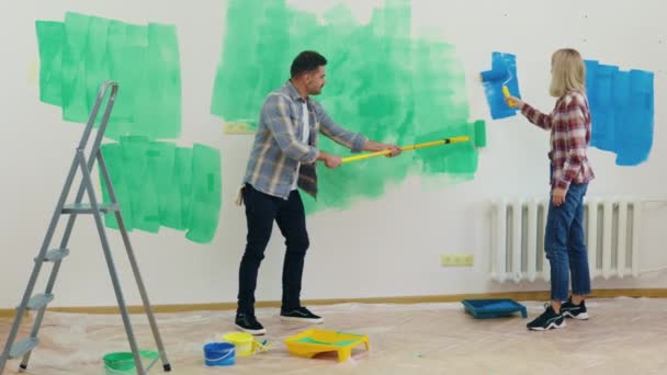 Kaukasische Familie Bemalt Wände Der Wohnung Grüner Und Blauer Farbe — Stockvideo