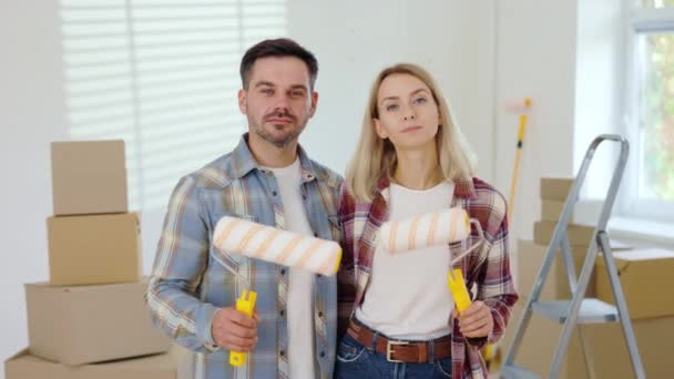 Portrait Couple Buying New Apartment Showing Paint Roller Caucasian Family — Stock Video