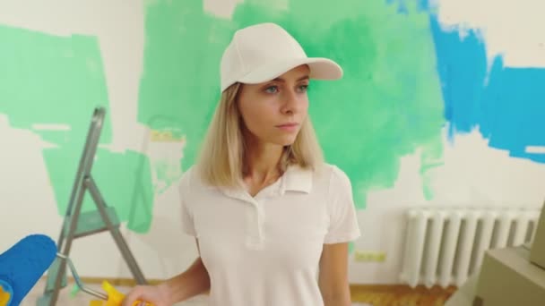 Portræt Den Kvindelige Arbejder Fra Reparationsfirmaet Kvinde Iført Speciel Uniform – Stock-video