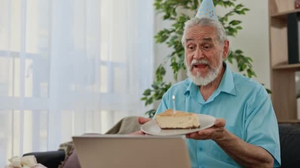 Szczęśliwy Starzec Czepku Imprezowym Świętuje Swoje Urodziny Online Pomocą Laptopa — Wideo stockowe