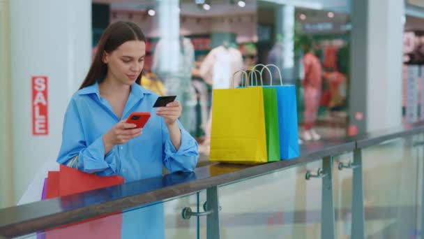 Kvinnan Handlar Nätet Köpcentret Kreditkort Med Flickan Hand Smartphone Handel — Stockvideo