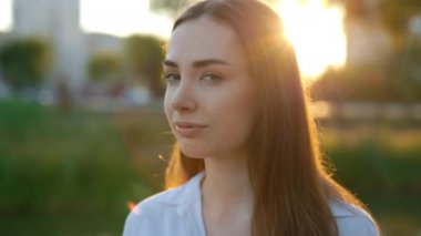 Yerel gölün yanında durup kameraya bakan beyaz bir kadının portresi. Sevimli bayan doğrudan kameraya bakıyor. Halk konsepti