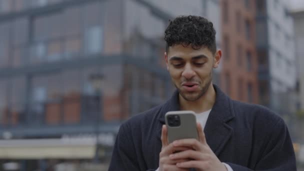 Nadšený Muž Drží Mobilní Stojící Venku Čtení Mailu Smartphonu Dobrou — Stock video