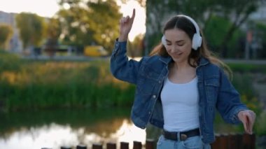 Happy, kulaklıkla müzik dinleyen, akıllı telefon tutan, yürürken dans eden beyaz bir kadın gülümsedi. Müzik dinlerken, kulaklık kullanarak dans eden güzel bir kadın.