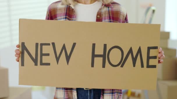 Close View Woman Hands Holding Paper Sign New Home Repair — Stock Video
