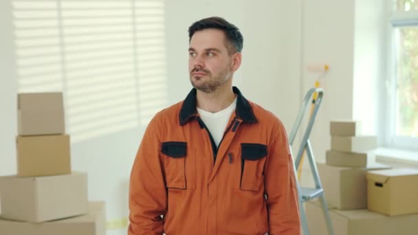 Ayakta Duran Adamın Portresi Kollarını Kavuşturması Yeni Apartman Yenileme Odasında — Stok video