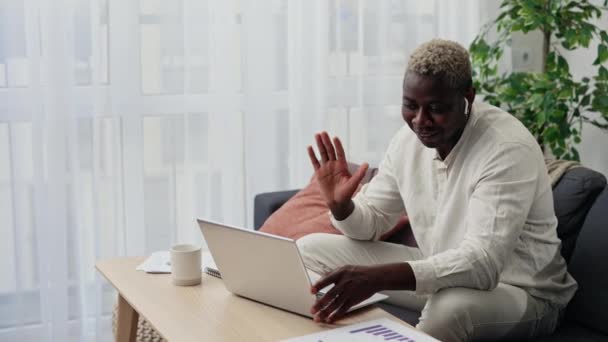 Pemuda Afrika Amerika Berbicara Dengan Kerabat Video Chat Pada Tablet — Stok Video