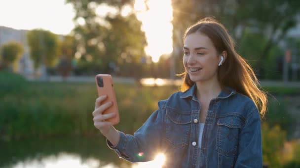 Glimlachte Blanke Vrouw Wandelend Park Met Behulp Van Smartphone Video — Stockvideo