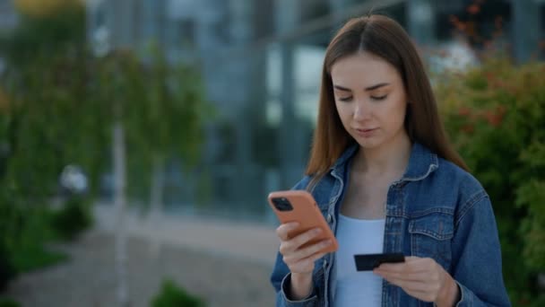 Jonge Vrouw Klant Met Creditcard Smartphone Zittend Bank Happy Vrouwelijke — Stockvideo