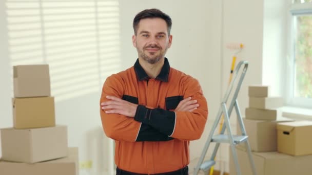 Porträtt Mannen Arbetare Stående Vika Armarna Nya Lägenhet Renoveringsrum Och — Stockvideo