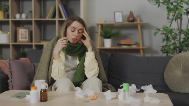 Sick Pregnant Woman Wrapped Green Blanket Measuring Temperature While Sitting — Wideo stockowe