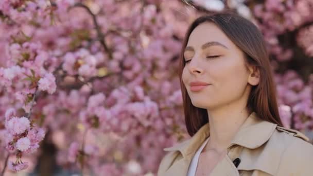Wanita Kaukasia Yang Santai Dengan Rambut Coklat Panjang Berbau Rasa — Stok Video