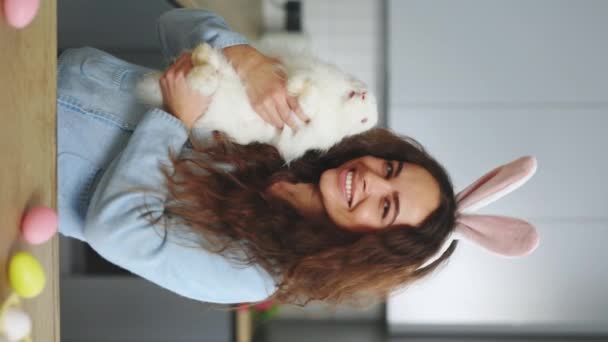 Vertical Video Portrait Smilling Woman Holding Fluffy Easter Rabbit Wearing — Vídeo de stock
