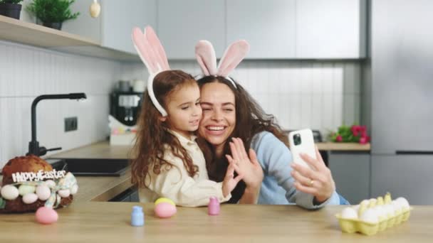 Cheerful Family Preparing Easter Holiday Using Smartphone Video Calling Mom — Stockvideo