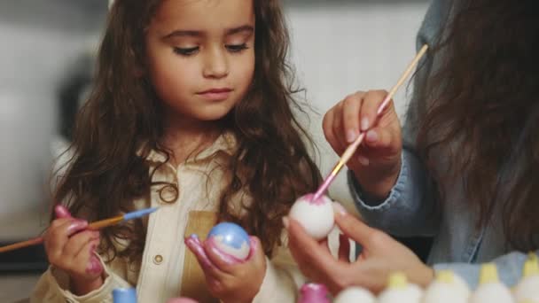 Happy Mother Child Daughter Getting Ready Holiday Paint Eggs Cozy — Stockvideo
