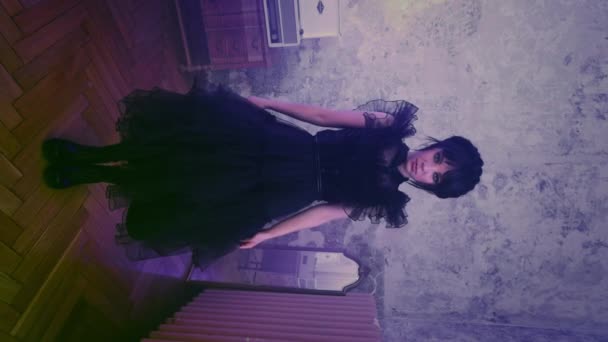 Pionowe Wideo Młoda Kobieta Kostiumie Wednesday Addams Tańczy Czarnej Sukience — Wideo stockowe