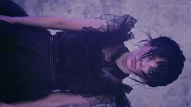 Vertikales Video Junge Frauen Wednesday Addams Kostüm Tanzen Einem Schwarzen — Stockvideo