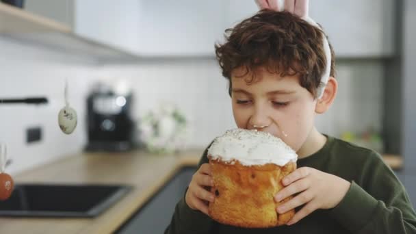 Caucasian Boy Wearing Rabbit Ears Sitting Kitchen Table Dirty Mouth — Vídeo de stock