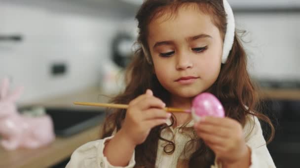 Красивая Девушка Рисует Яйца Розовой Краской Традиционного Весеннего Ужина Ребенок — стоковое видео