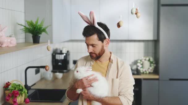 Портрет Щасливого Красивого Чоловіка Тримає Пухнастого Великоднього Кролика Вухах Кролика — стокове відео