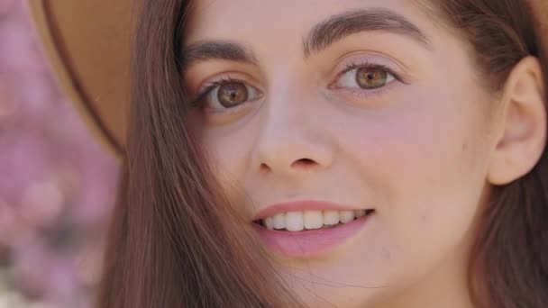 Крупним Планом Стильна Ніжна Жінка Гарненьким Молодим Обличчям Посміхається Дивиться — стокове відео
