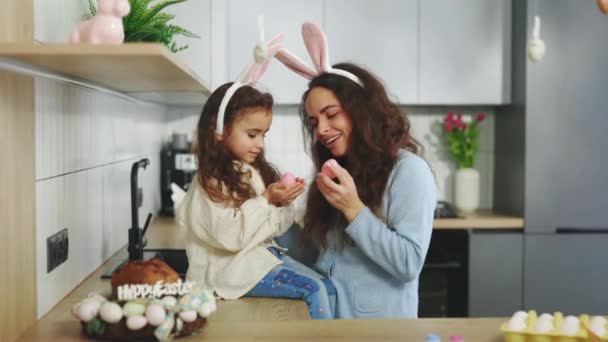 Мати Дочка Кролячими Вухами Святкують Великдень Смішно Грають Розфарбованими Яйцями — стокове відео