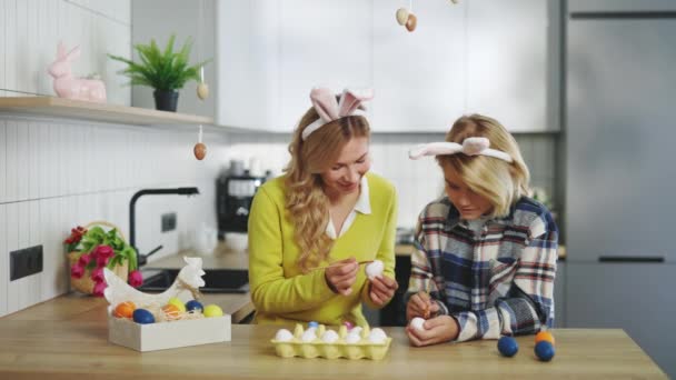 Happy Mother Son Kitchen Sitting Painting Eggs Traditional Spring Dinner — Stockvideo