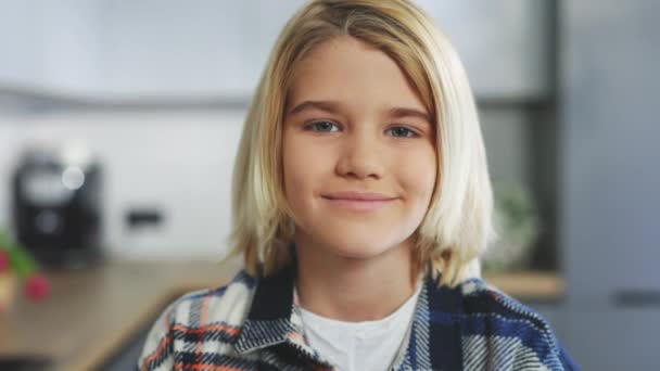 Gelukkig Pasen Portret Van Knappe Blonde Jongen Die Keukentafel Zit — Stockvideo