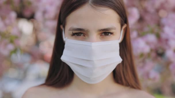 Dışarıda Durup Kameraya Bakarken Tıbbi Maske Takan Genç Bir Kadının — Stok video