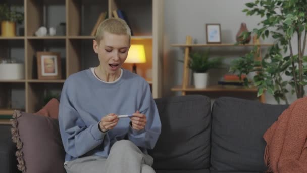 Piękna Biała Kobieta Domu Patrząc Test Ciążowy Uczucie Szczęścia Podniecenia — Wideo stockowe