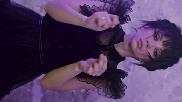 Verticale Video Jonge Vrouw Draagt Woensdag Addams Kostuum Stijl Dansen — Stockvideo